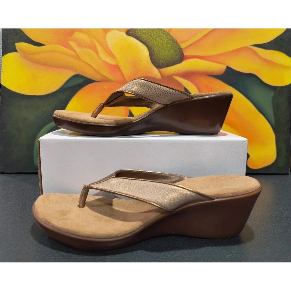 Aerosoles Wide Eyes Womens 8M Bronze Metallic Wedge Thong Sandal‎ Gold Brown